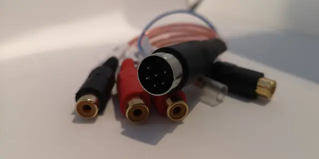 AUTOLEADS Aktiv adapter motsatt! Volvo 6pin DIN til 4 RCA og remote 