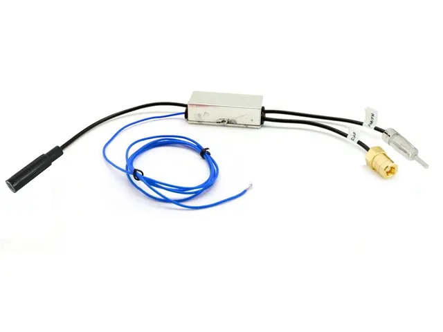 Aktiv DAB+ antennesplitter DIN til SMB DAB +20dB, AM/FM +2dB m/splitt funksjon 