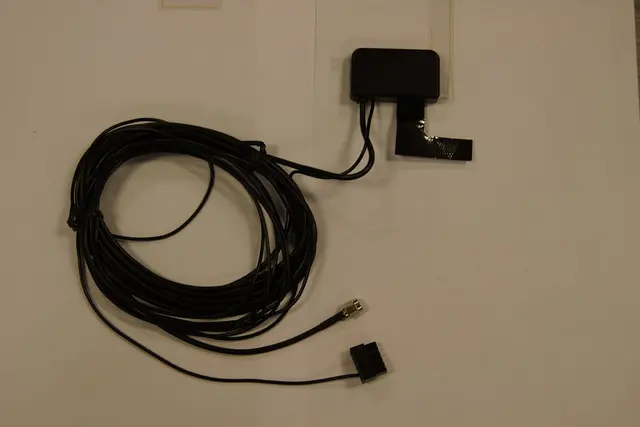 CONNECTS2 AutoDAB tilbehør - SMA DAB-antenne for montering på glassrute 